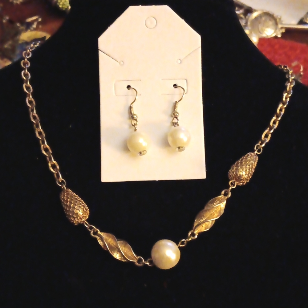 ❤️ FINAL REDUCTION. PEARL NECKLACE AND PIERCED DROP EARRINGS